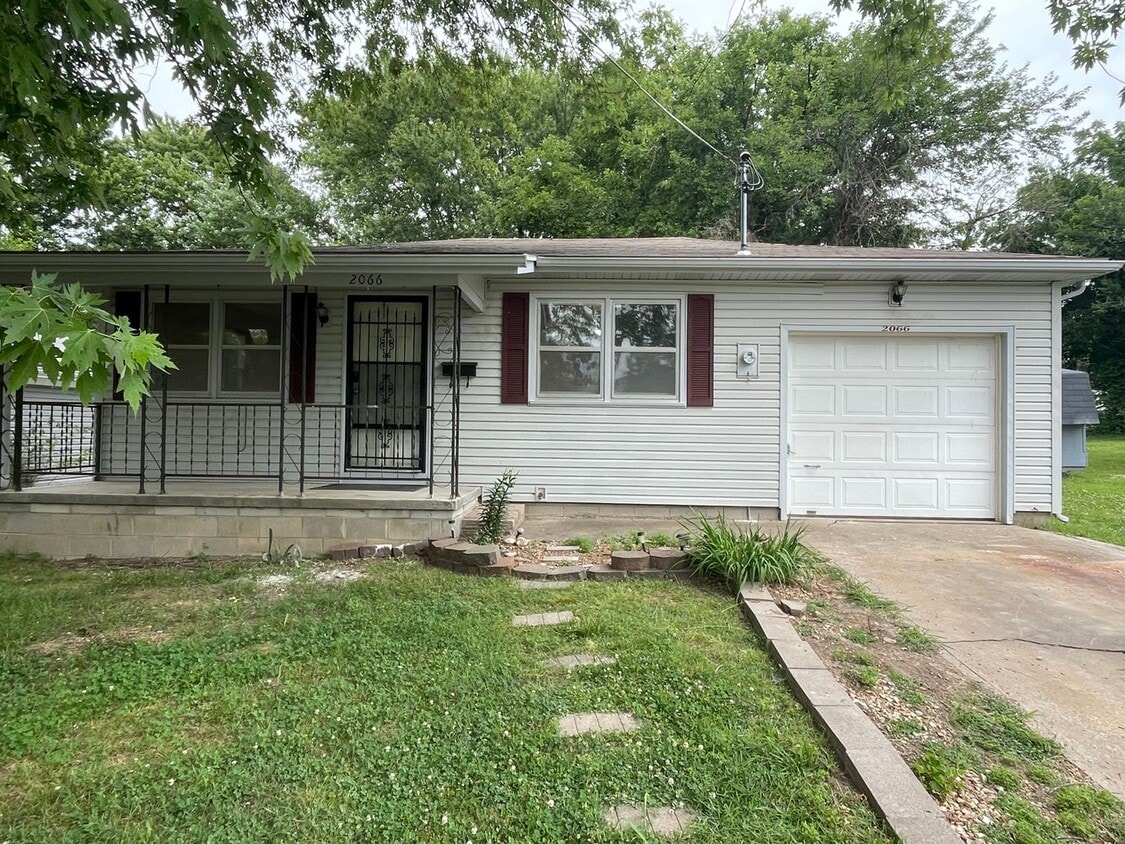 Primary Photo - Updated 3 bed/1 bath home! With a 1 car ga...