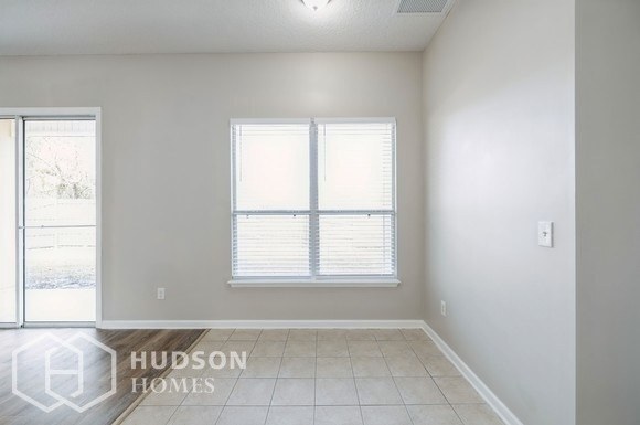 Foto del edificio - SELF TOUR NOW! - 11107 Cherokee Cove Dr, J...