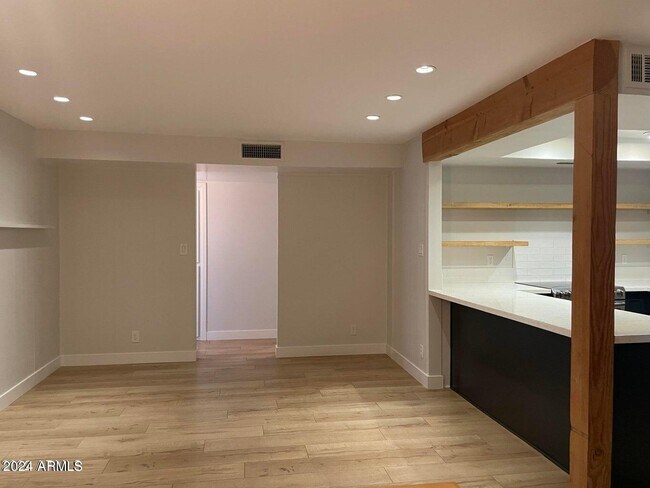 Foto del edificio - 542 N Hobson Plaza