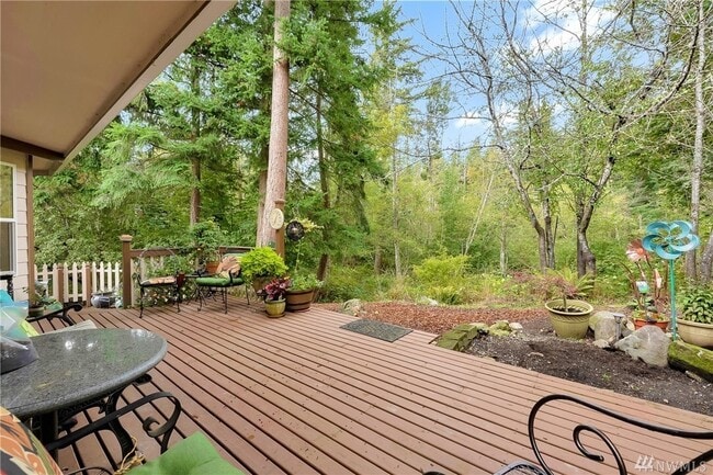 Parte trasera de la casa, terraza con vistas al parque Northridge. - 3809 Gablecrest Ct