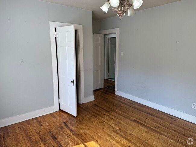 Building Photo - 611 Greenlawn Ave