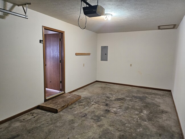 Building Photo - 683 N 5th St