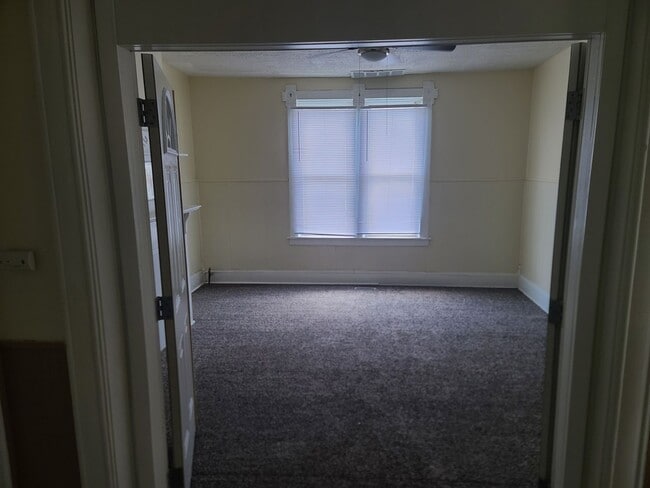Building Photo - Spacious rental
