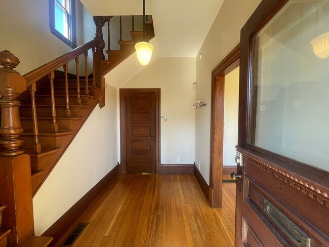 Foto del edificio - Charming 2 Bed / 1.5 Bath Victorian with G...