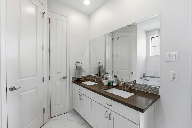 Building Photo - 904 W 18th St