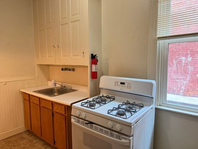 Building Photo - First Floor 1 Bedroom with Central Air!