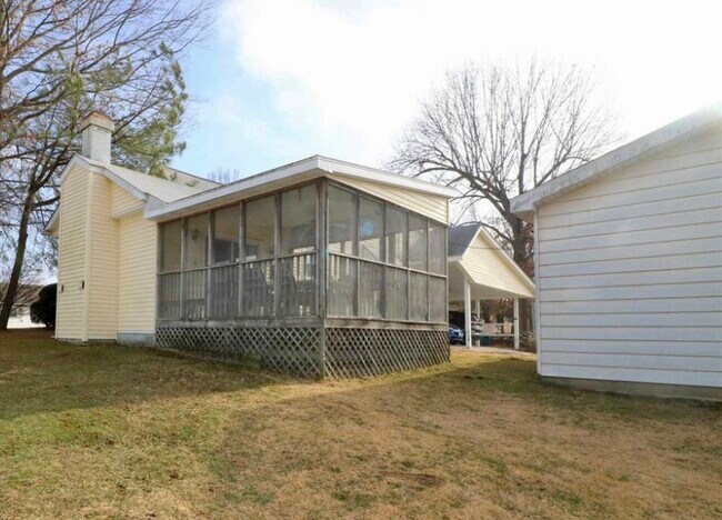 Screened in Porch - 615 Mulberry St