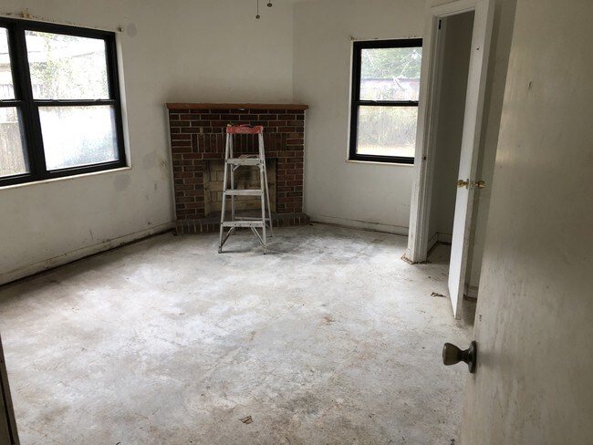 Building Photo - 813 E Montclair Rd
