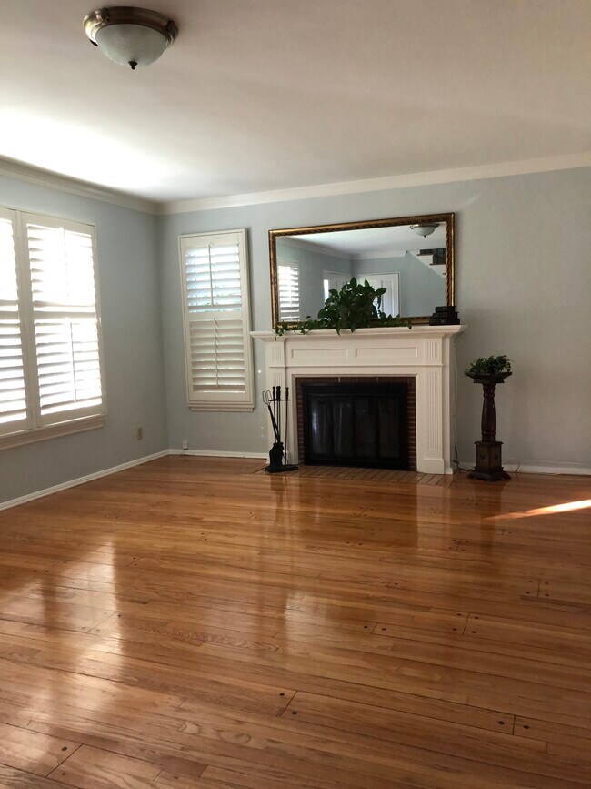 Sala de estar - 2612 E Glenoaks Blvd