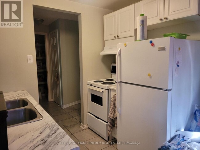 Building Photo - 576 Mary St E