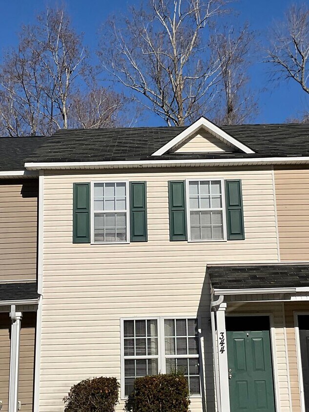 Primary Photo - Beautiful 2 bedroom 1.5 bath townhouse. Lo...