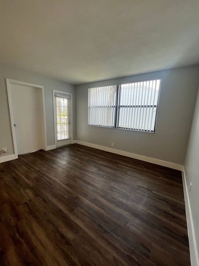 Building Photo - ONE BEDROOM ONE BATHROOM! WATERFRONT COMMU...