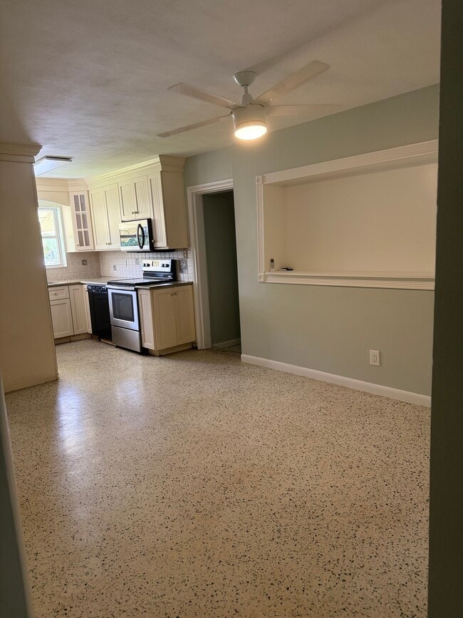 APT A LIVING ROOM AND KITCHEN - 2929 Patterson Ave
