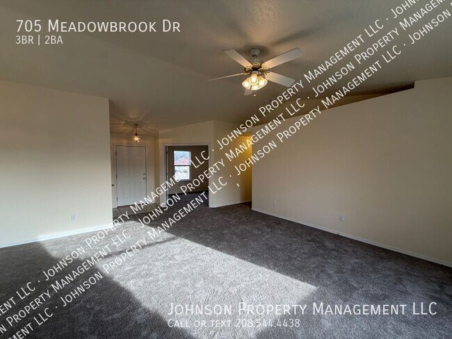 Building Photo - 705 Meadowbrook Dr
