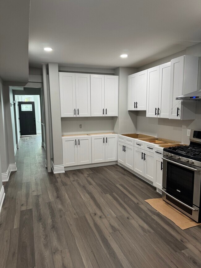 kitchen - 3107 N Central Park Ave
