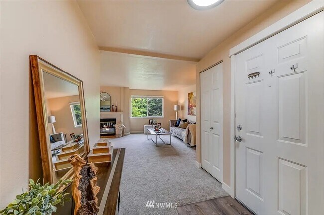 Foto del edificio - Bellevue - Spacious 2 Bedroom / 2 Bath Cor...