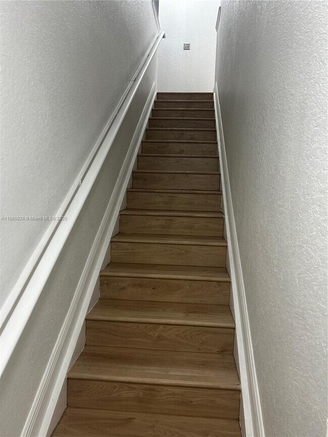 Foto del edificio - 2549 Centergate Dr