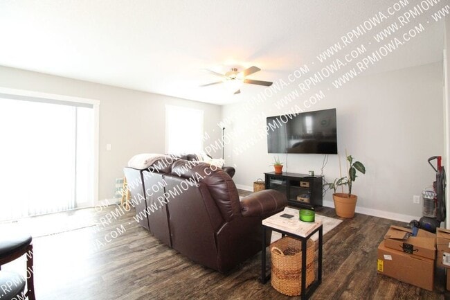 Building Photo - 2 CAR ATTACHED GARAGE!!!! 2 Bedroom, 2.5 B...