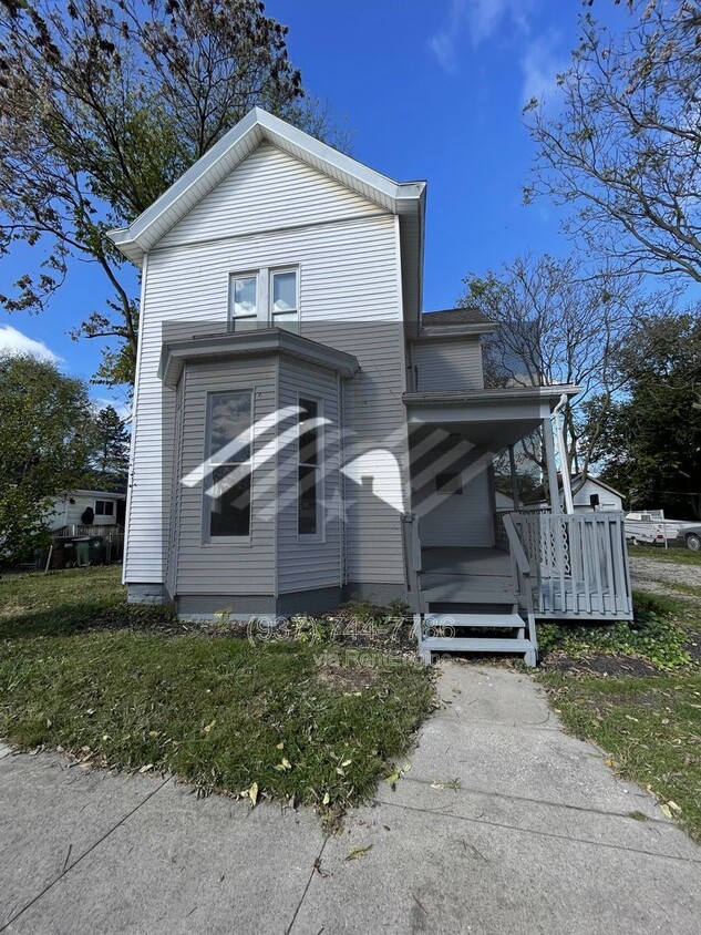 Photo - 815 S Main St