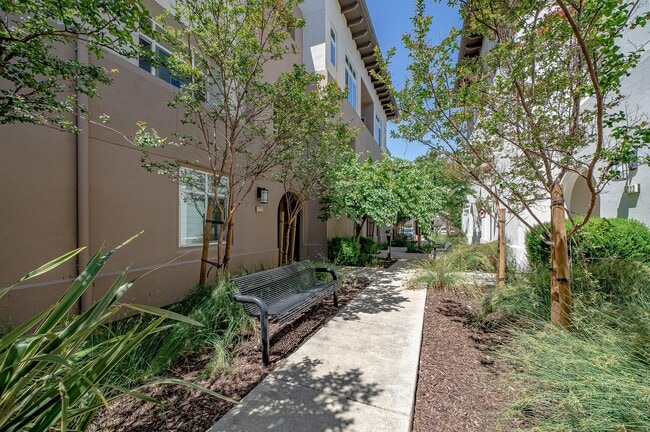 Building Photo - 5223 S Esprit Loop
