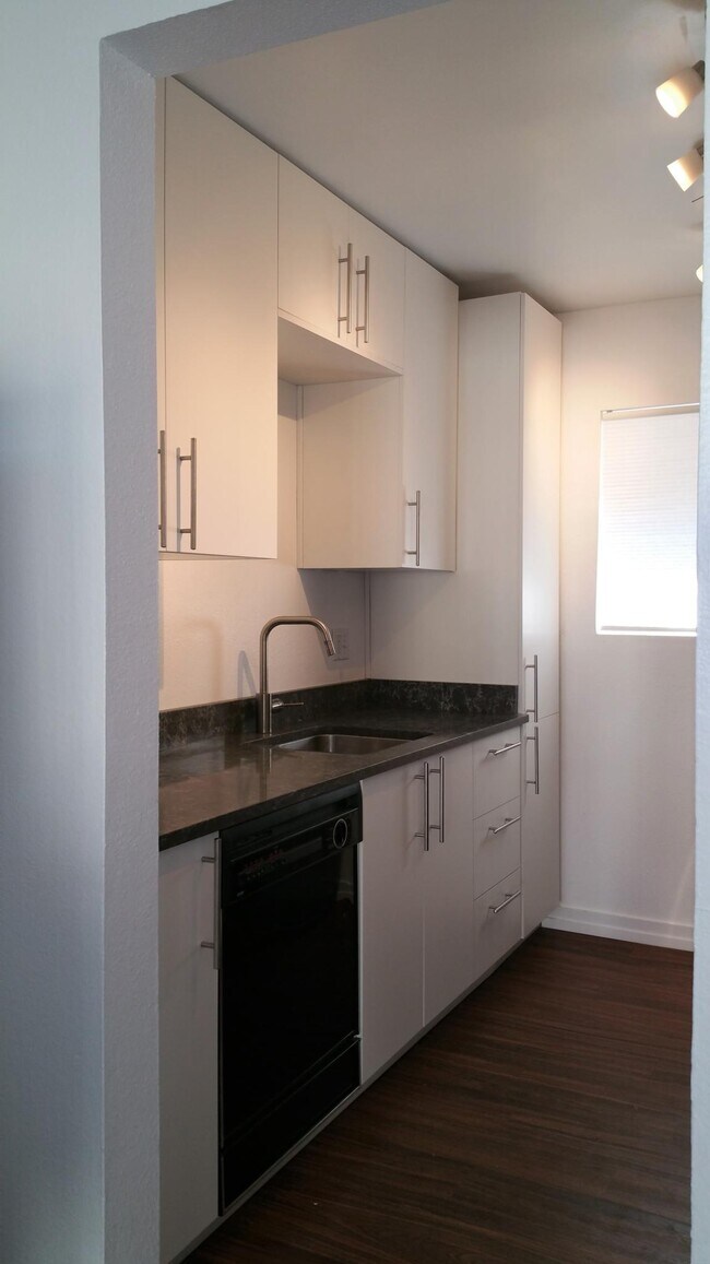 Tall pantry, plenty of cabinets & drawers, stainless double-sink, LED lighting - 35152 Mesa Grande Dr