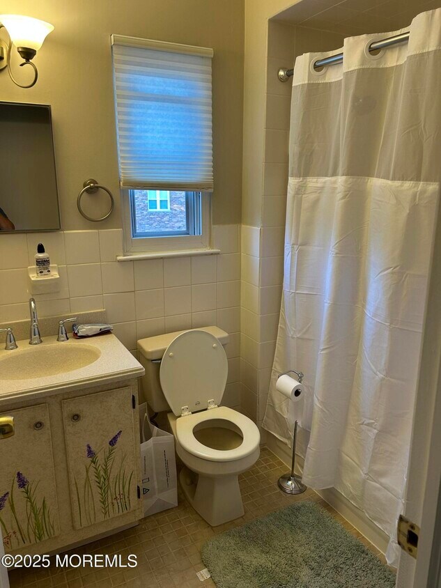 Foto del edificio - 79 Roseland Ave