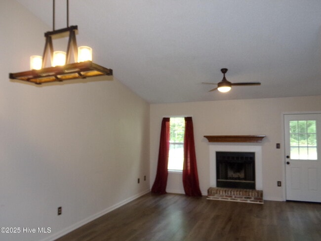 Building Photo - 127 Village Ct