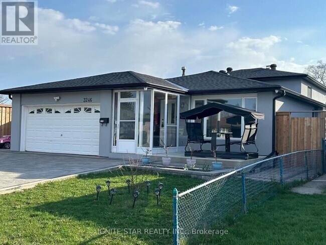Building Photo - 3246 Oakglade Crescent