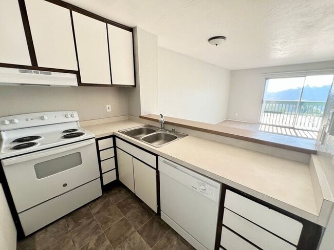 Foto del edificio - Charming 1-Bedroom Condo with Partial Bay Views & Summer Fireworks!