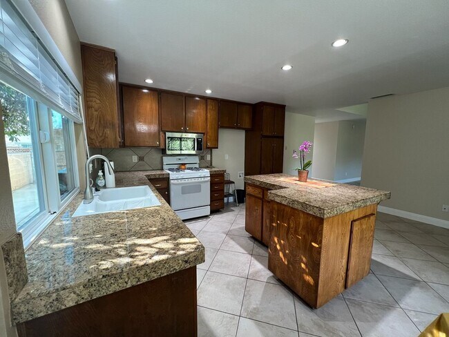 Building Photo - 3 bed, 2 bath single story home in East Si...