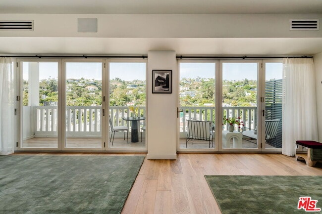 Building Photo - 999 N Doheny Dr