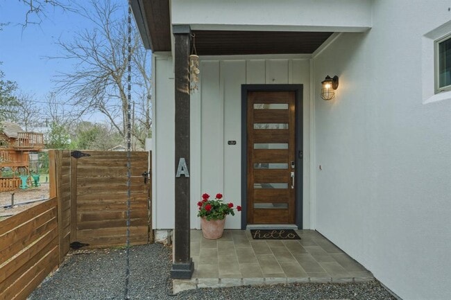 Building Photo - 1405 Camelot Cir