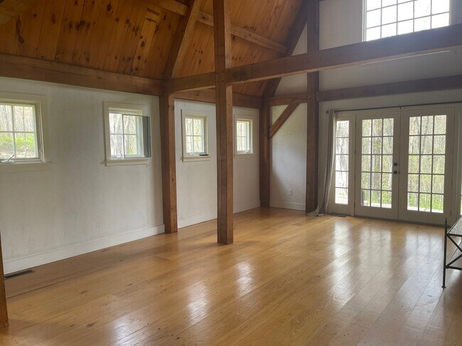 Foto del edificio - 300 Chestnut Hill Rd