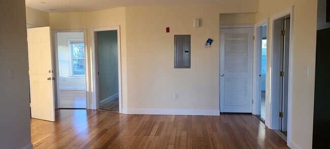 Building Photo - 10 Emrose Ter