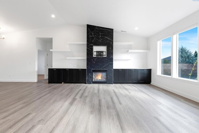 Building Photo - 6 to 18 mo lease available