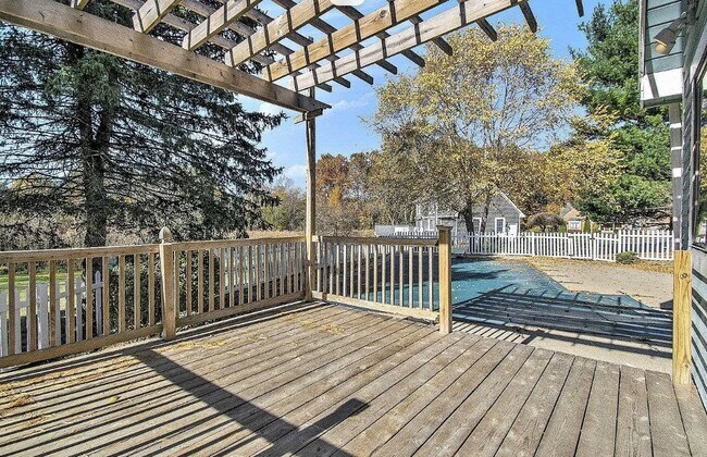 Building Photo - 1709 S Walnut Dr