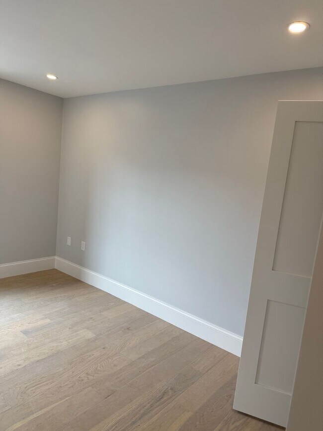 Building Photo - BRAND NEW 2 BED 2 BATH UNIT!!!!