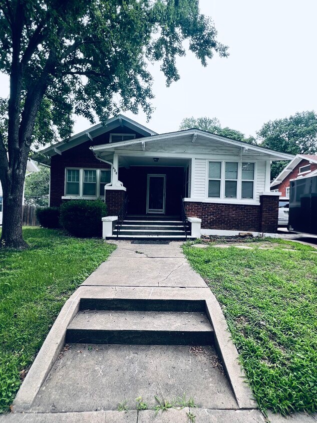 Primary Photo - 408 N Park Blvd