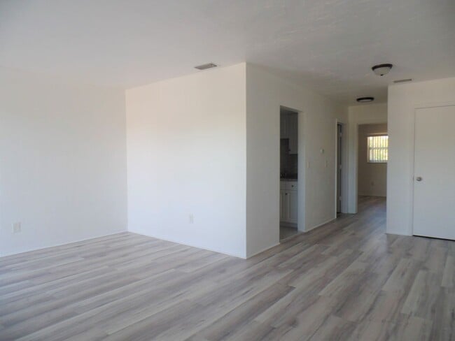 Foto del edificio - Spacious one-bedroom near Pinellas Trail and Azalea Rec area