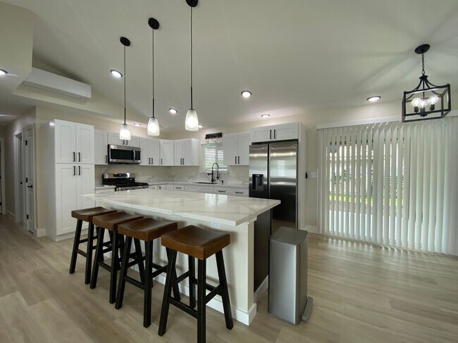 Foto del edificio - Move-In Ready 3-Bed, 2-Bath Home in Ainaloa – AC, Garage & Wi-Fi Included