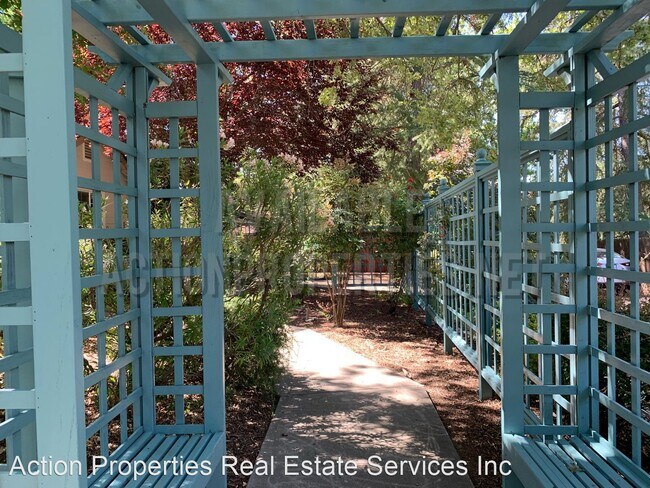 Building Photo - 3 br, 2.5 bath House - 603 Kindred Lane