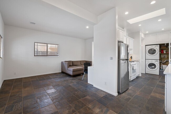 Foto del edificio - One bedroom home available now in prime So...