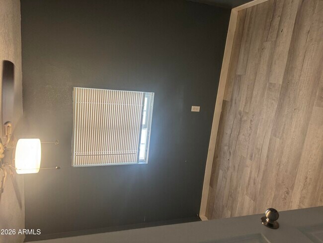 Foto del edificio - 14210 W Cameron St