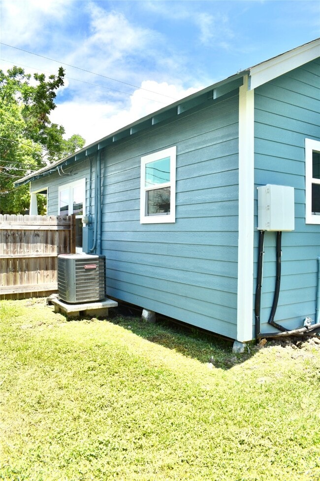 Building Photo - 305 Stimpson St