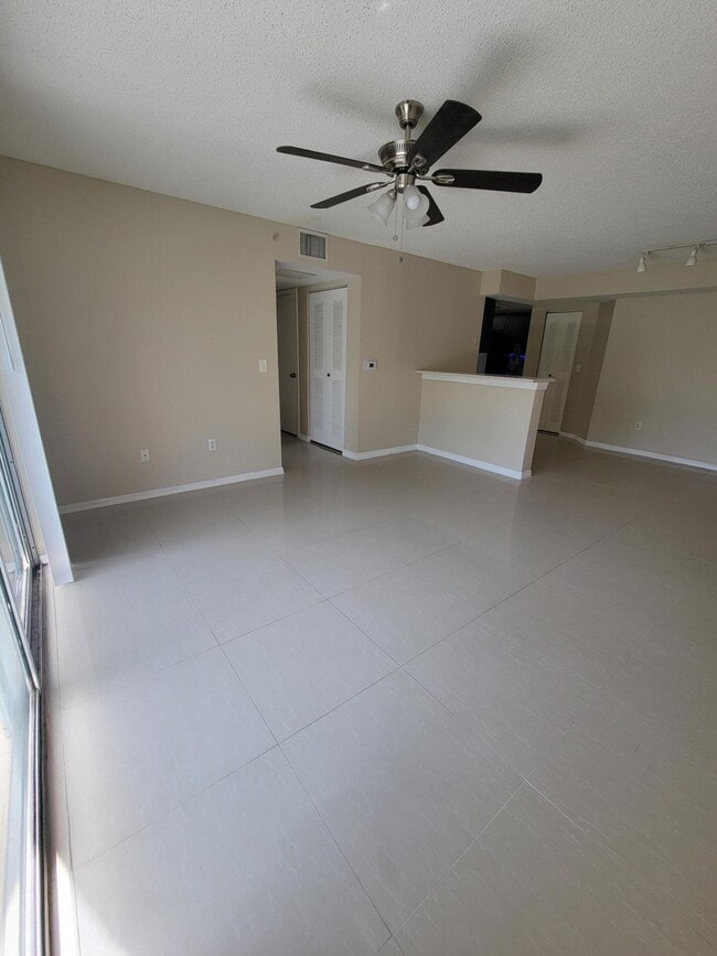 Foto del edificio - 1400 Crestwood Ct S
