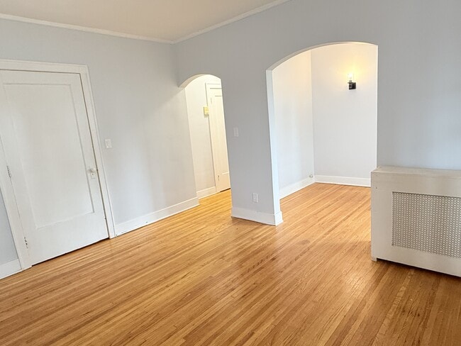 Building Photo - 36 Hanna St W