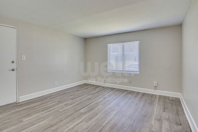 Foto del edificio - 1927 Central Ave