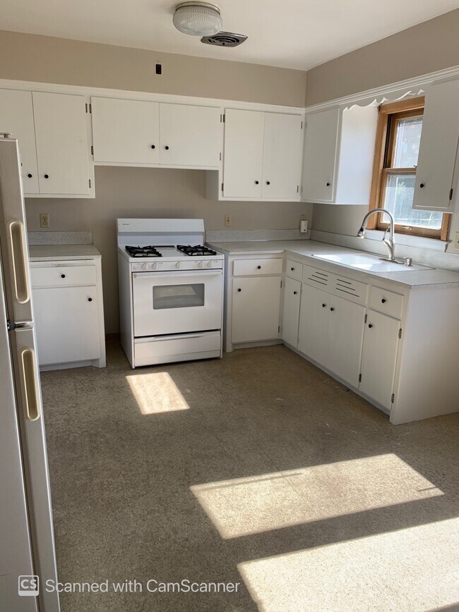 Kitchen - 1319 Manitowoc Ave