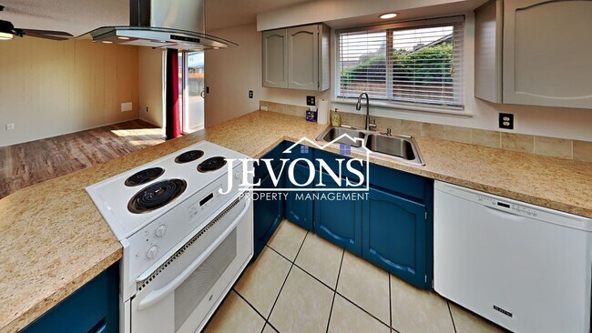 Building Photo - 3-bedroom single-family home near Randall ...