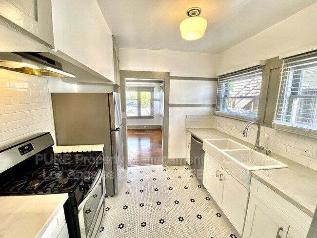 Building Photo - 1734 Cabrillo Ave